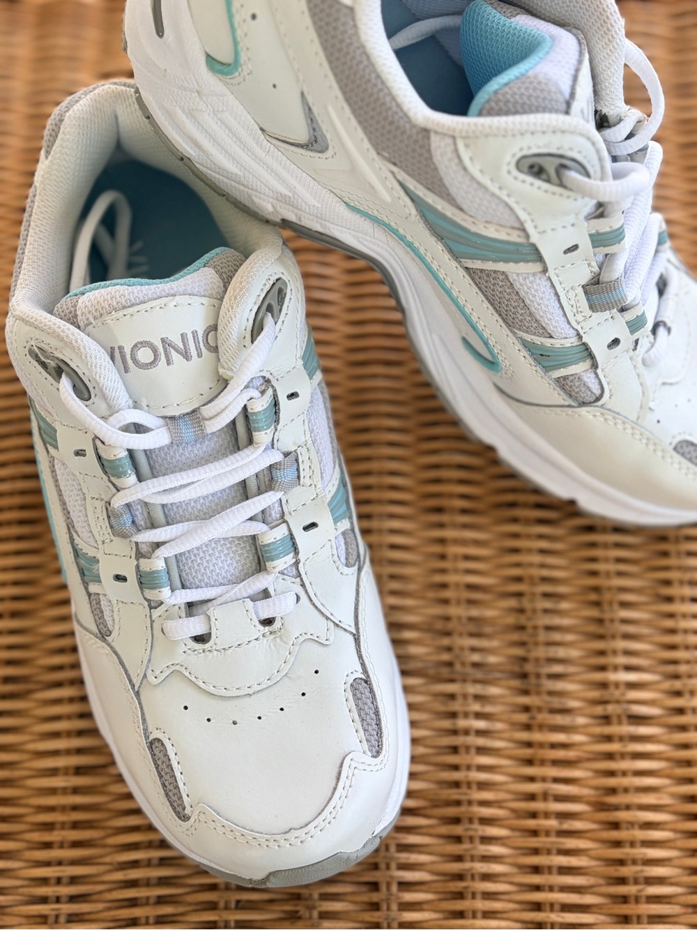Vionic Walker 23 Sneakers 6 Wide White with Aqua/Light Gray Women Comfort